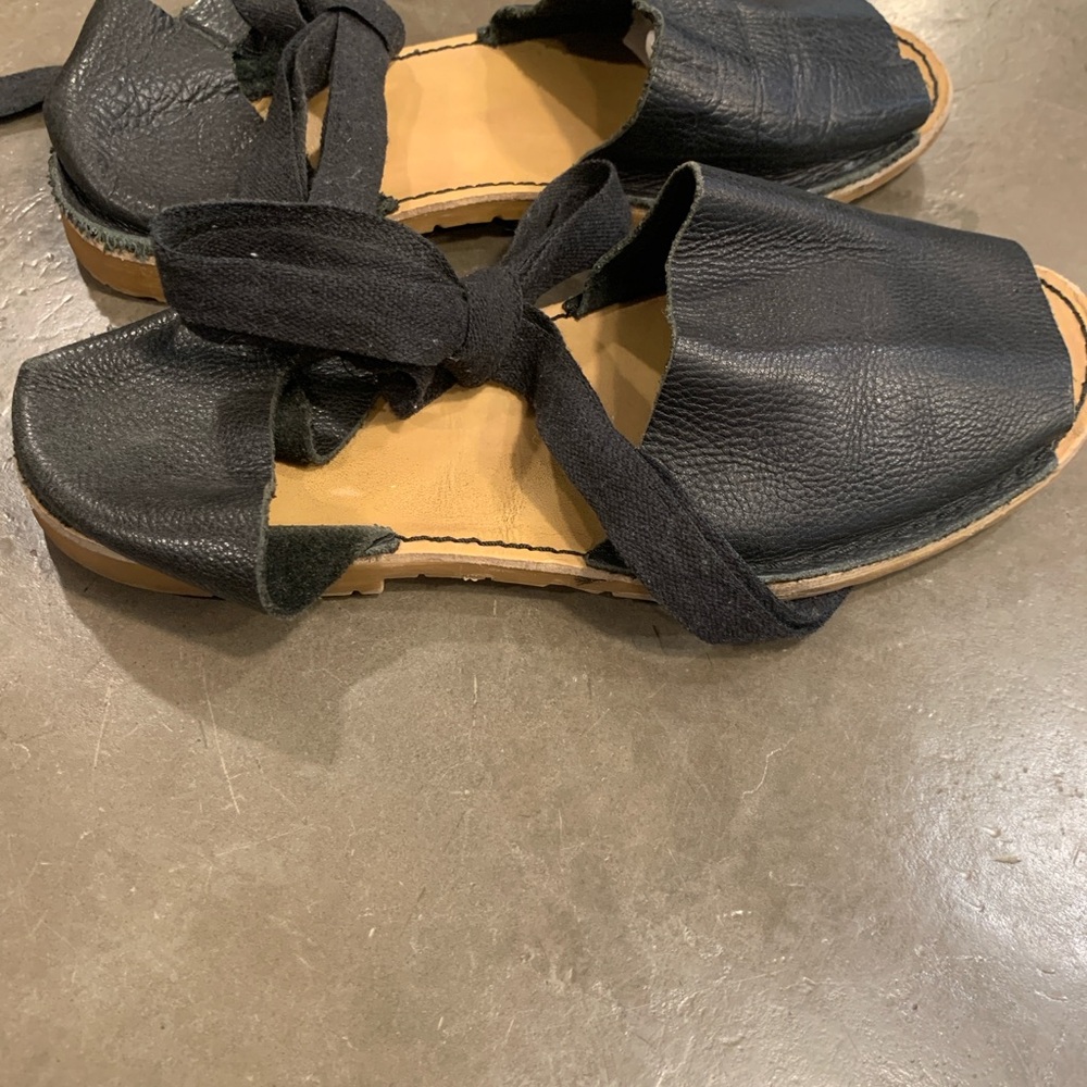 Black Leather Sandals/size 38/7.5 - Picture 11 of 12